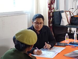 रिक्रूट महिला आरक्षी को परामर्श देती वरिष्ठ स्त्री एवं प्रसूति रोग विशेषज्ञ डॉ० मीनाक्षी सिंह